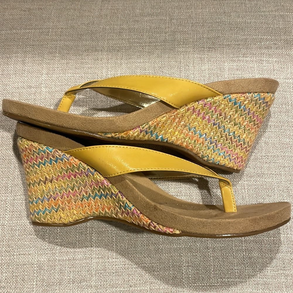 NWOT ✨ Yellow Thong Wedge Sandals, Pastel Rainbow wicker heel outline. - Picture 3 of 7
